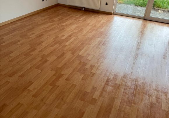 Frisch gereinigter Boden in einer leeren Wohnung